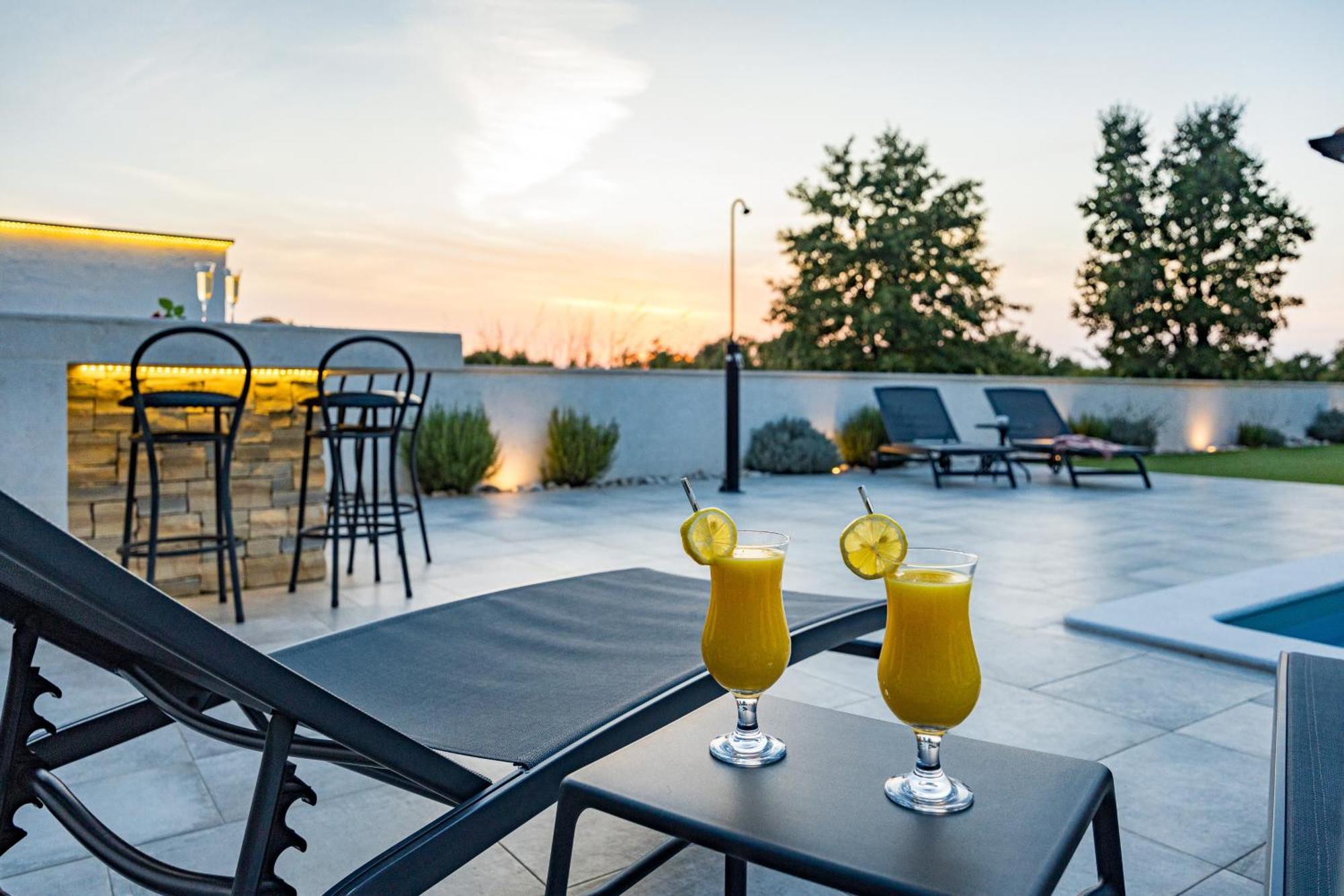 Special Offer! New Luxury Apartment With Pool, Fitness, Outdoor Bar&Grill Buje Exterior foto